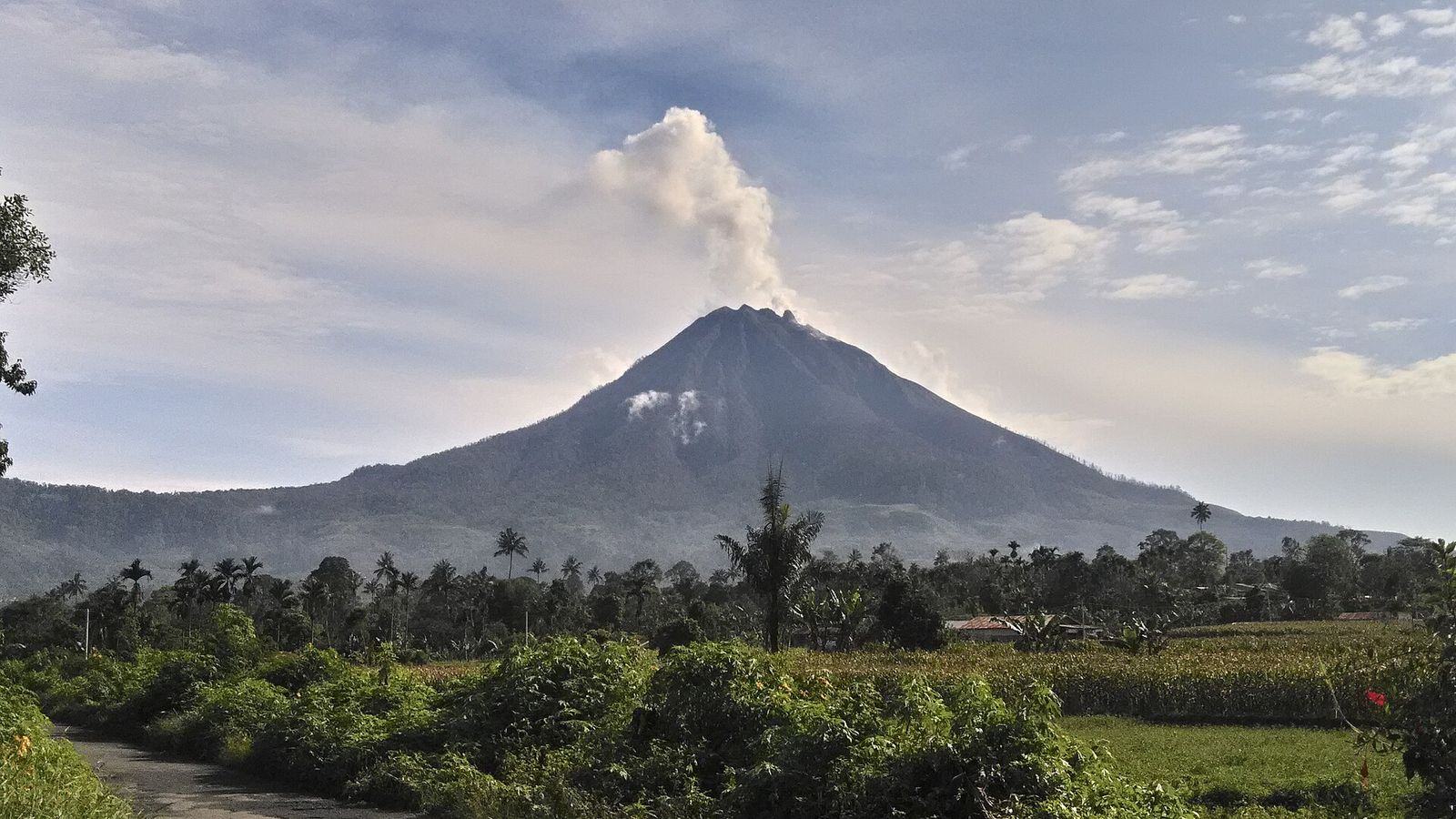 Gunung Sinabung di atas ladang hijau Taneh Karo